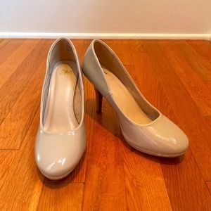 Chelsea Moreland nude heels